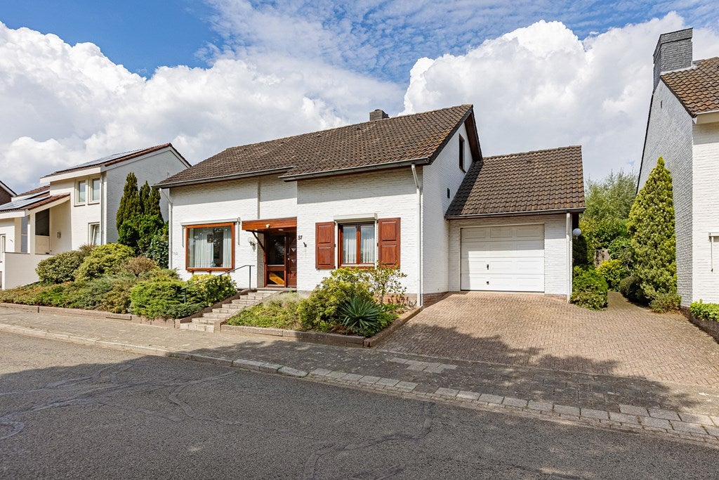 Huis Schepenbank 57 in Haelen