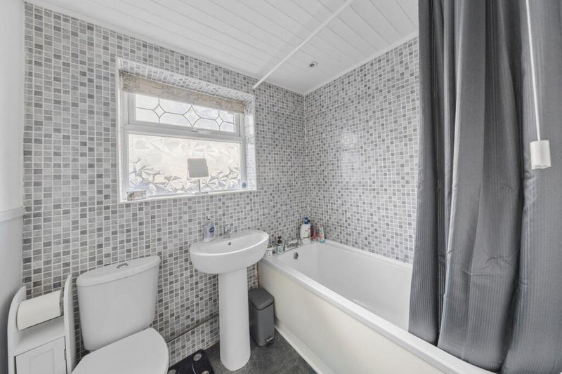 Room Jubilee Crescent in St Helens