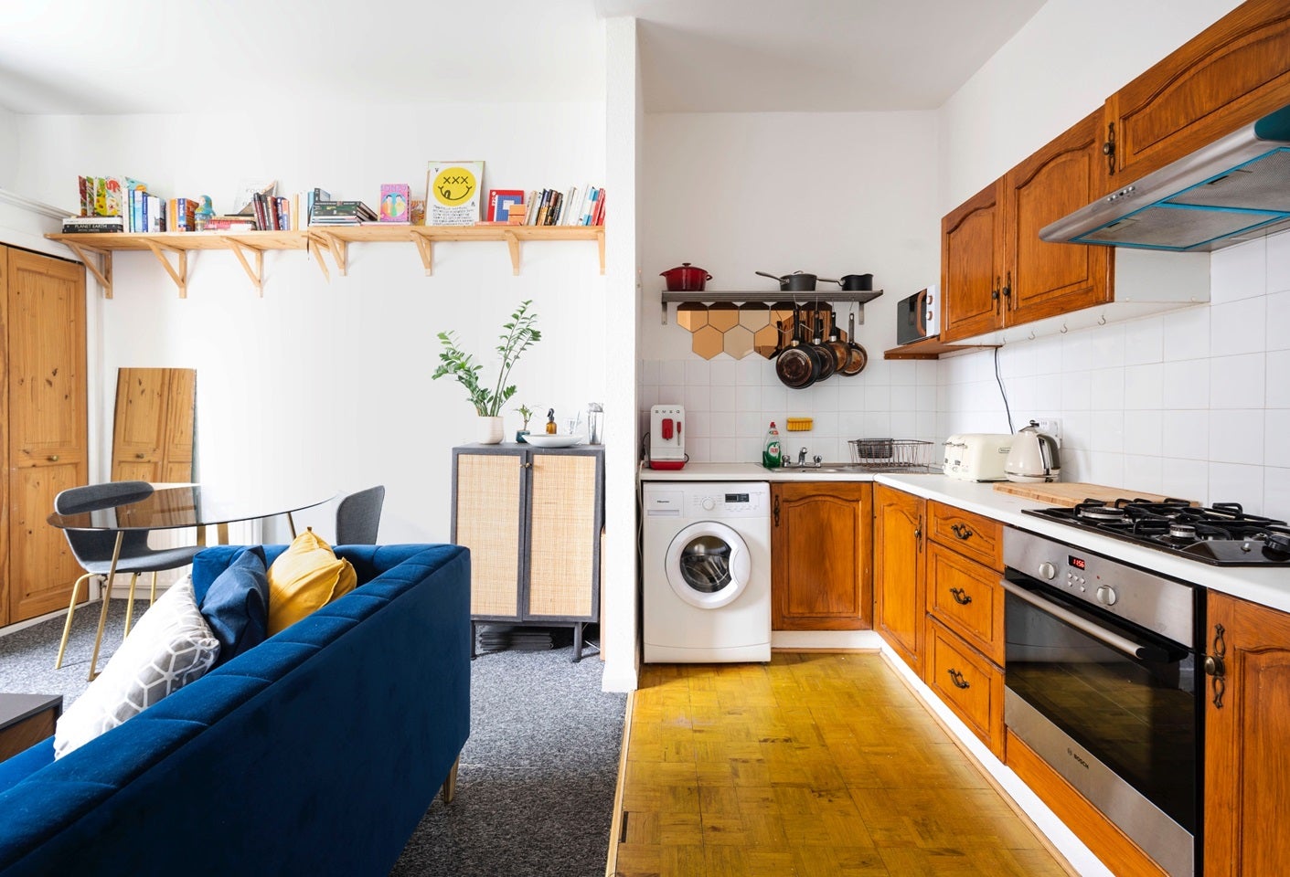 Flat Greenwood Road in Greater London