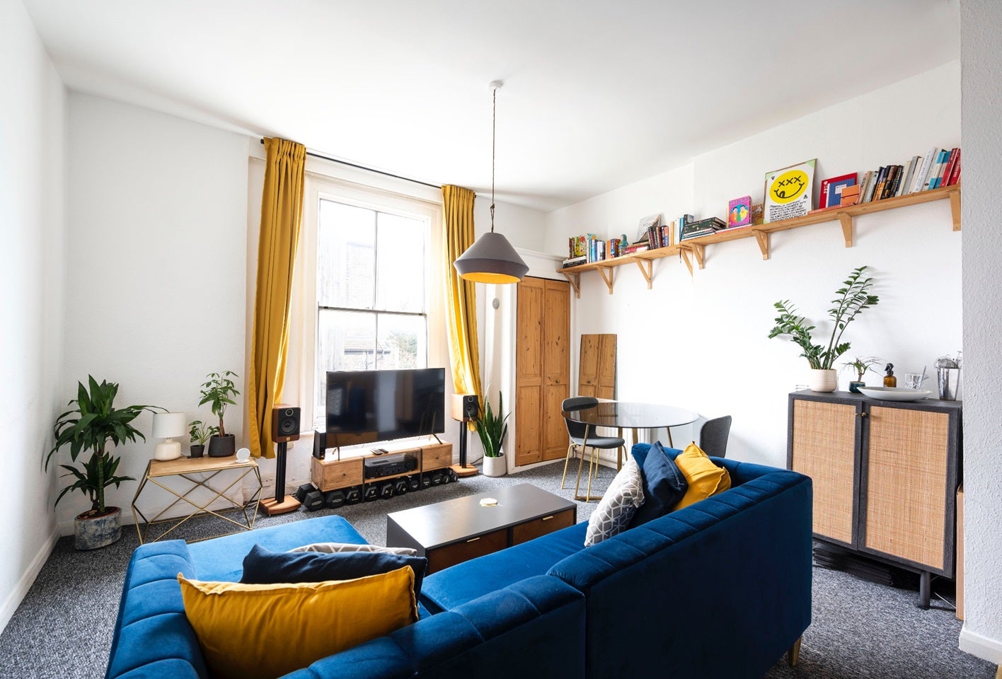 Flat Greenwood Road in Greater London