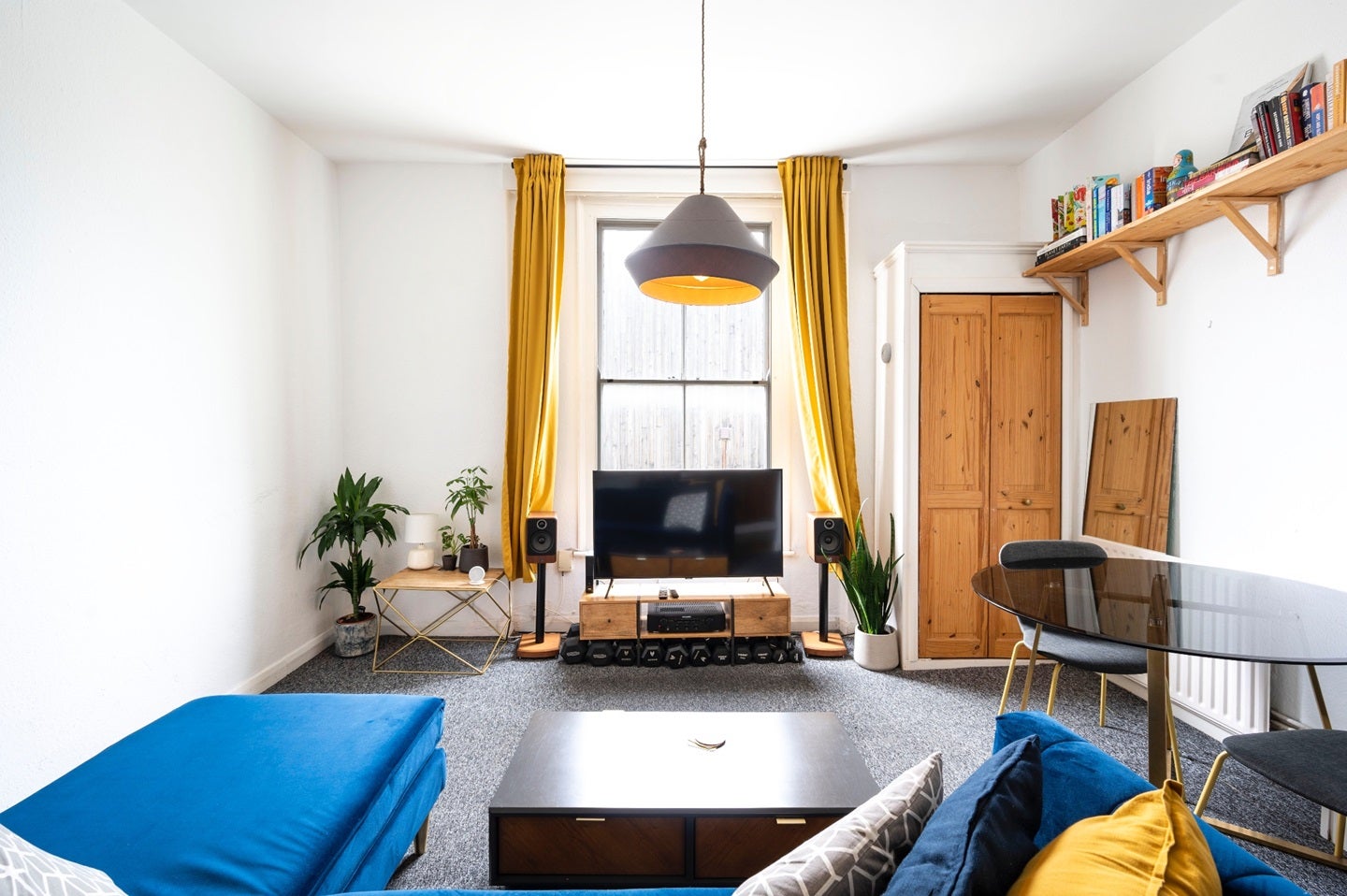 Flat Greenwood Road in Greater London
