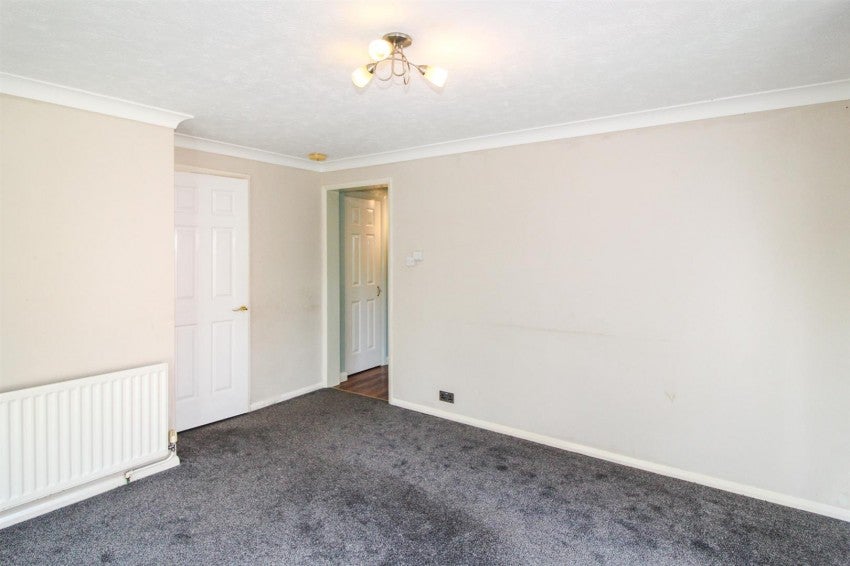 Flat Tanyard Close in Horsham