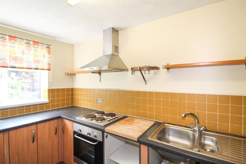 Flat Tanyard Close in Horsham
