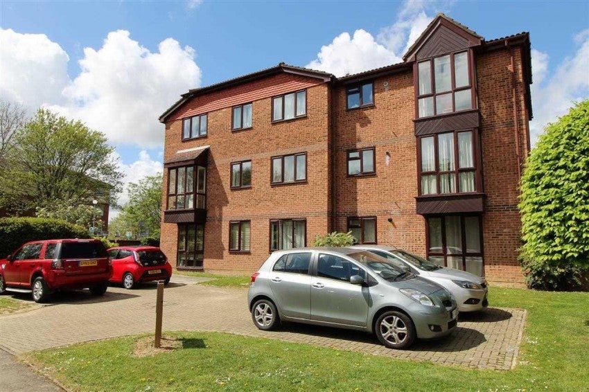 Flat Tanyard Close in Horsham