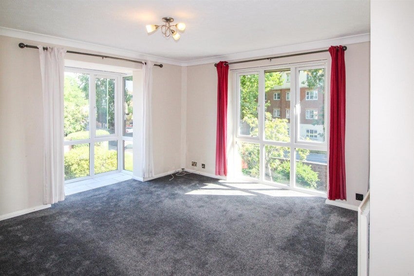 Flat Tanyard Close in Horsham