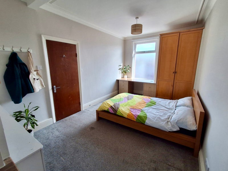 Room Sholebroke Place in Leeds