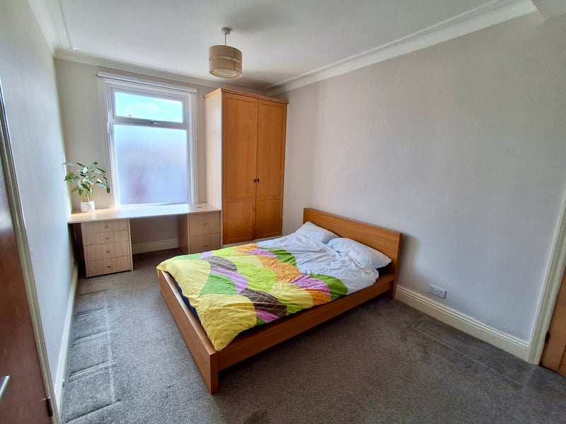 Room Sholebroke Place in Leeds