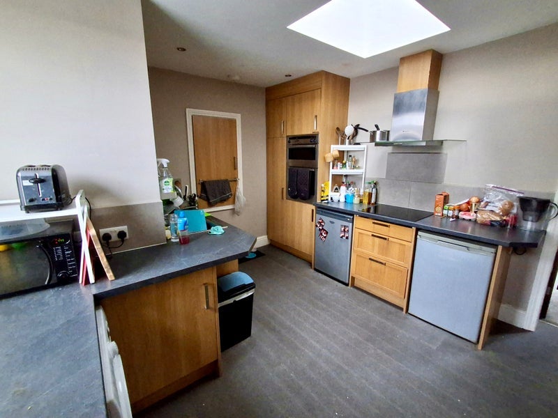 Room Sholebroke Place in Leeds