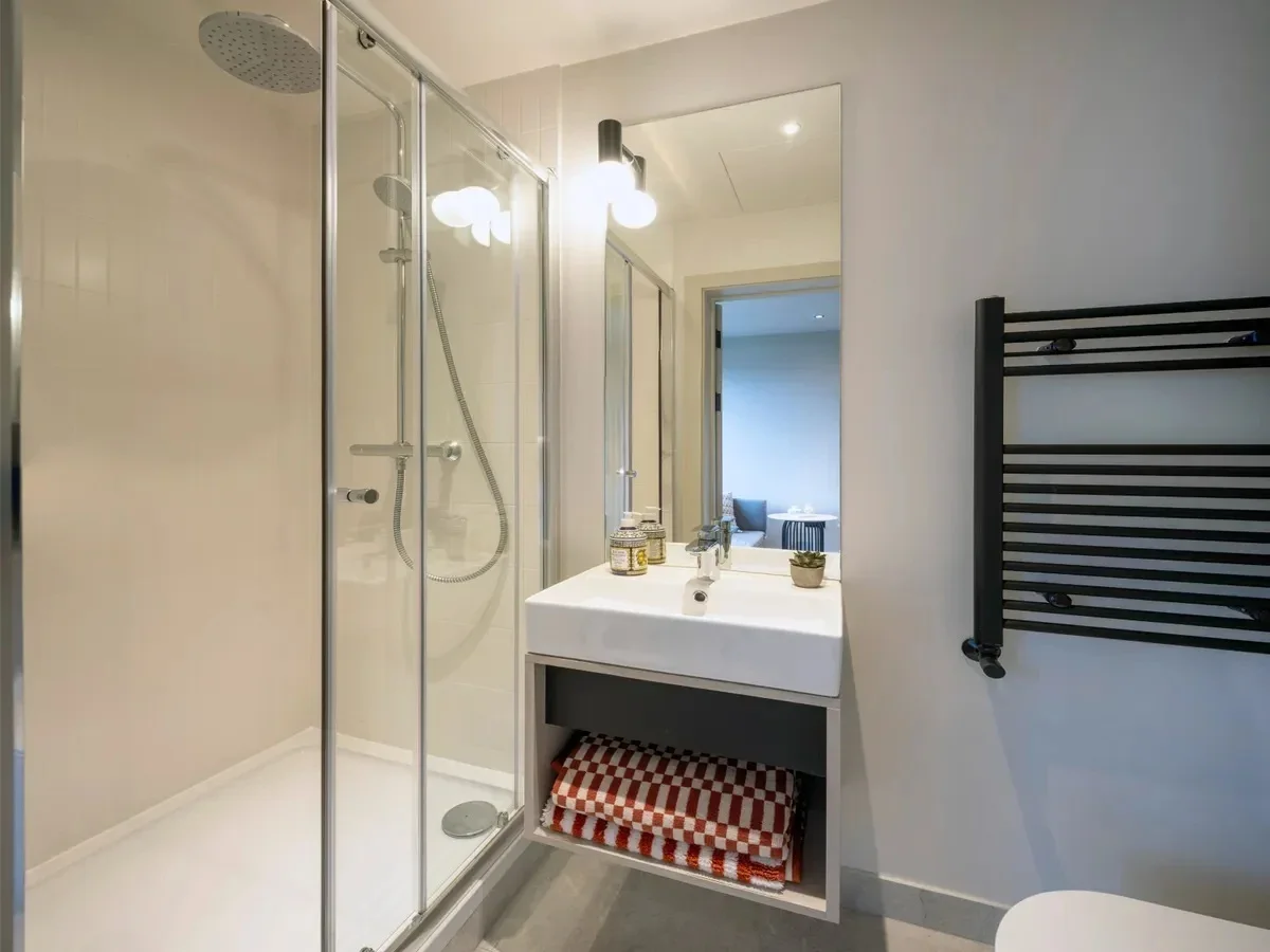 Room Augustus Road in Greater London