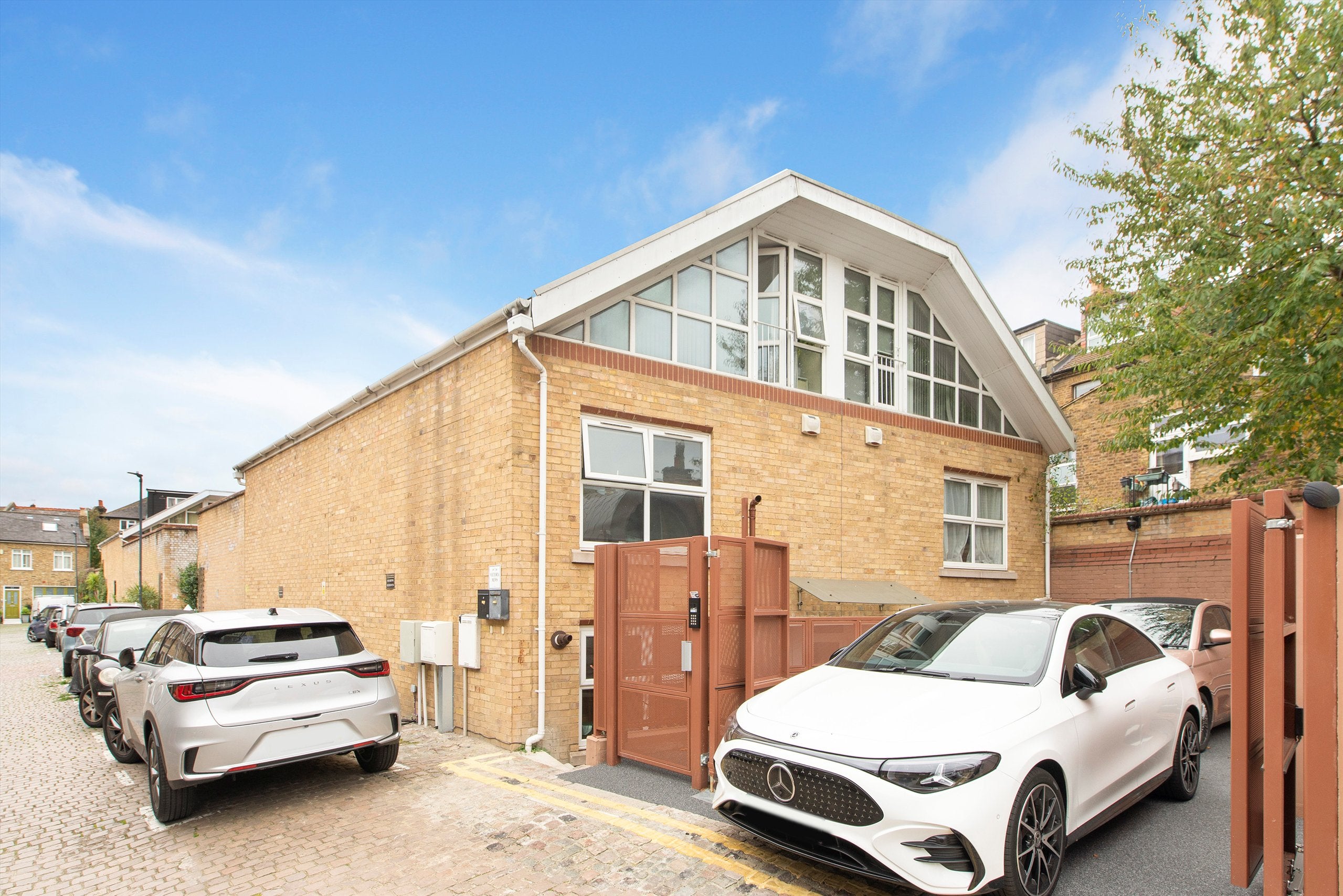Flat Victoria Mews in Greater London