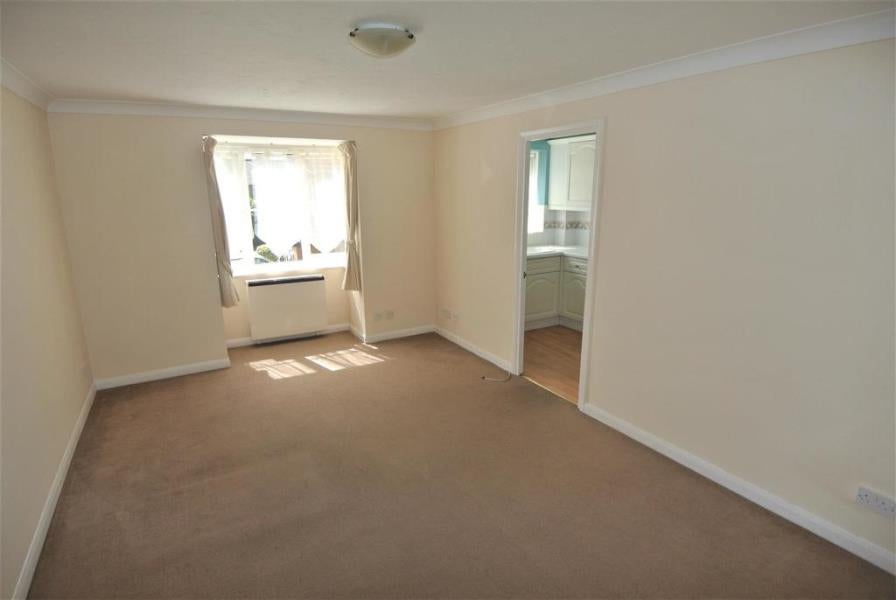 Flat Brighton Road in Borough of Runnymede