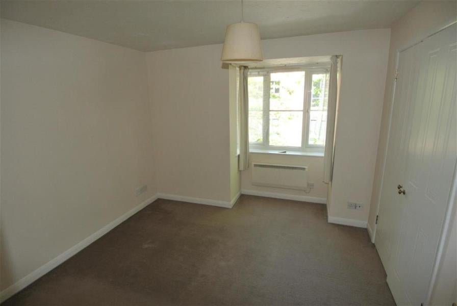 Flat Brighton Road in Borough of Runnymede