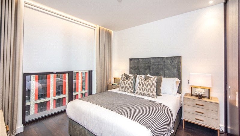 Flat Ponton Road in Greater London