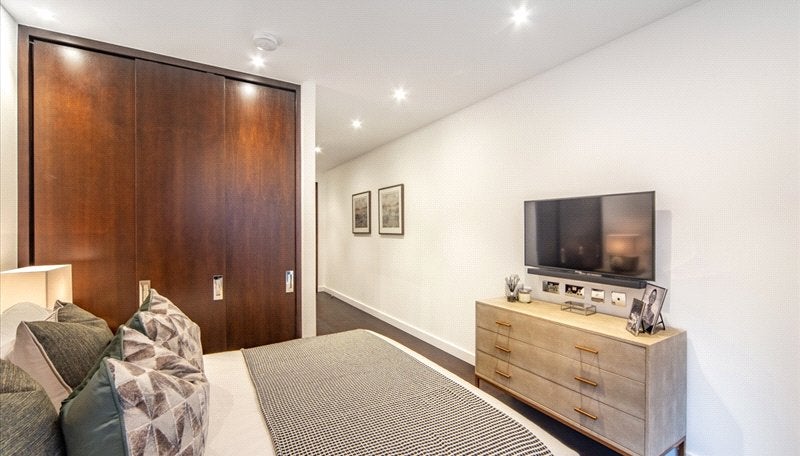 Flat Ponton Road in Greater London