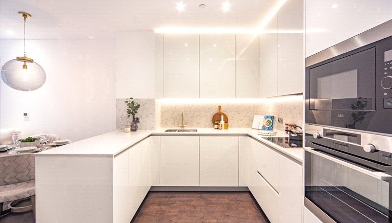 Flat Ponton Road in Greater London