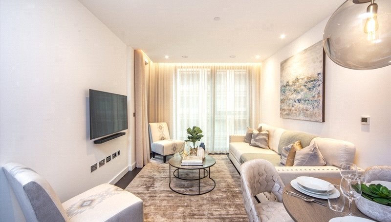 Flat Ponton Road in Greater London