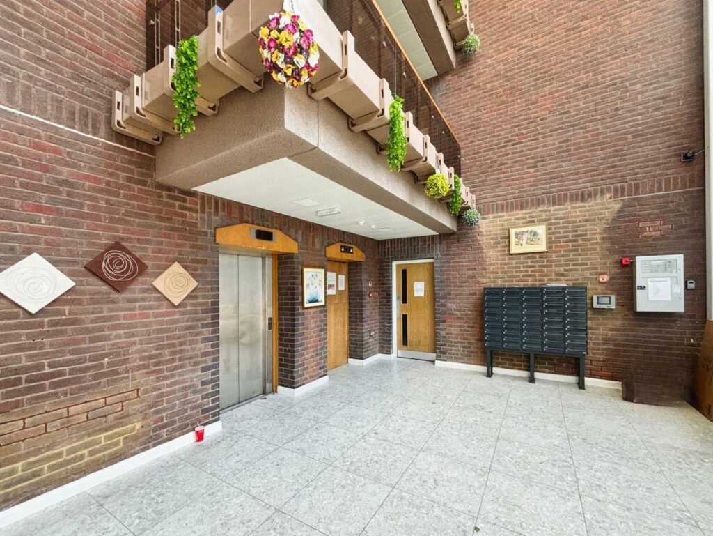 Flat Middle Gordon Road in Surrey Heath