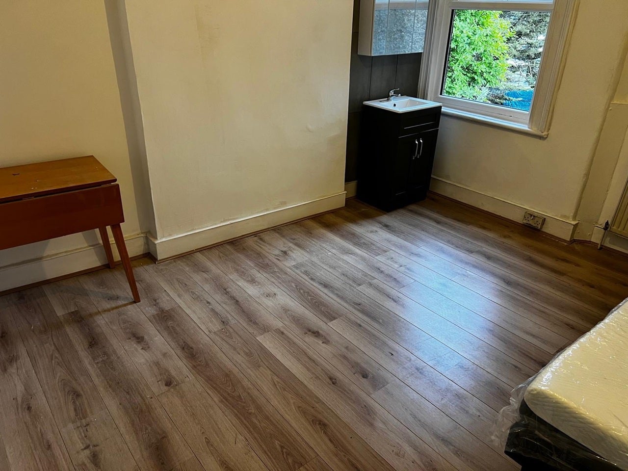 Room Sidney Avenue in Greater London