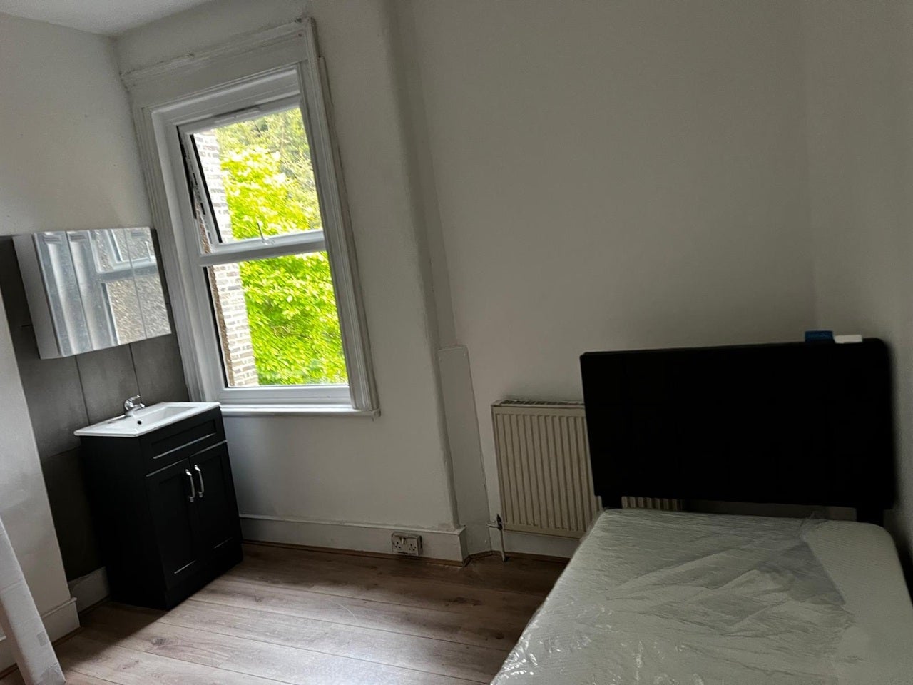 Room Sidney Avenue in Greater London