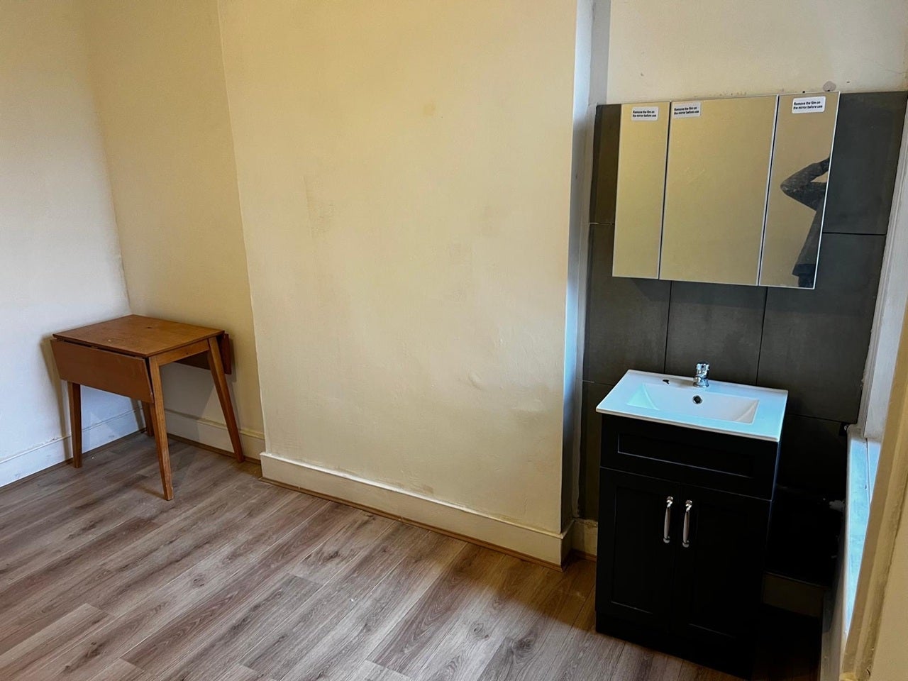 Room Sidney Avenue in Greater London