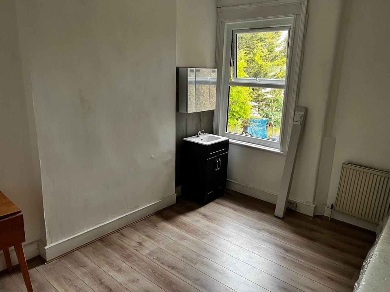 Room Sidney Avenue in Greater London