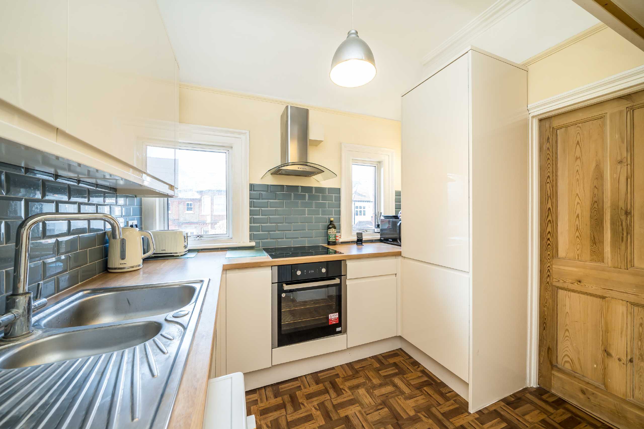 Flat Kirkstall Road in Greater London