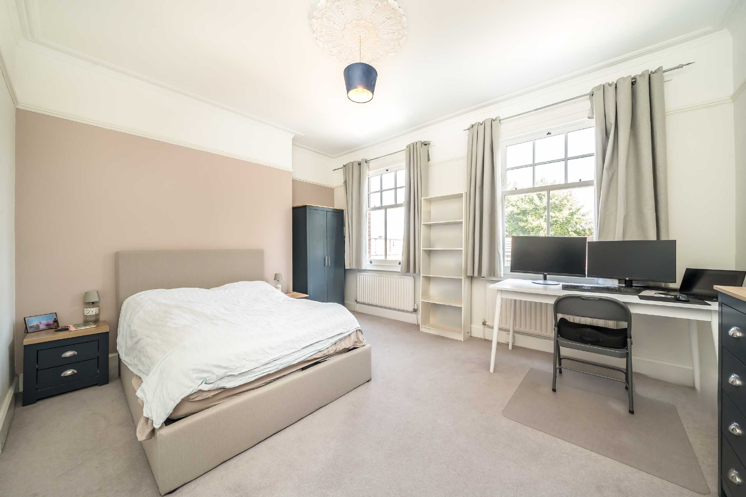 Flat Kirkstall Road in Greater London