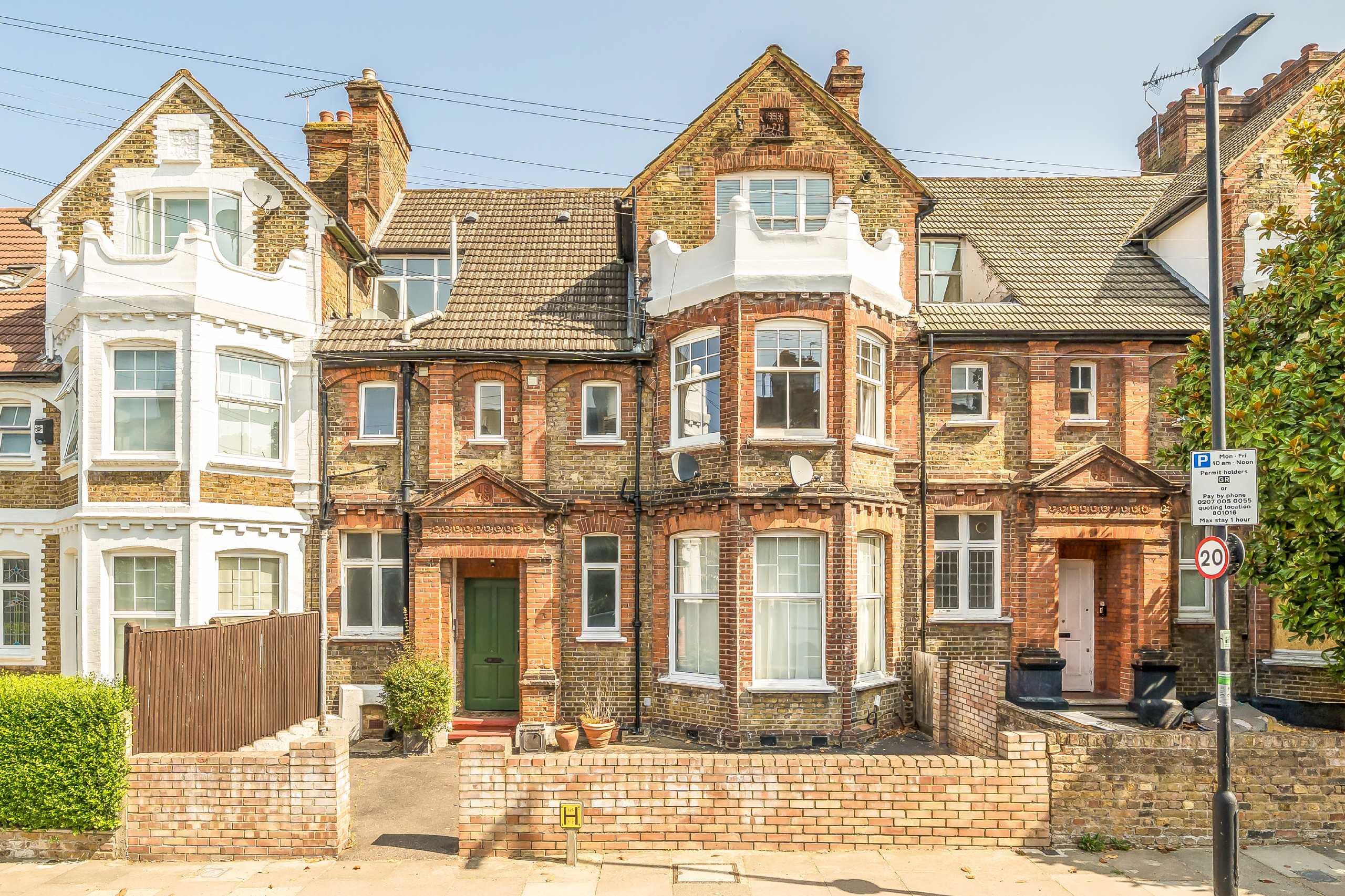 Flat Kirkstall Road in Greater London