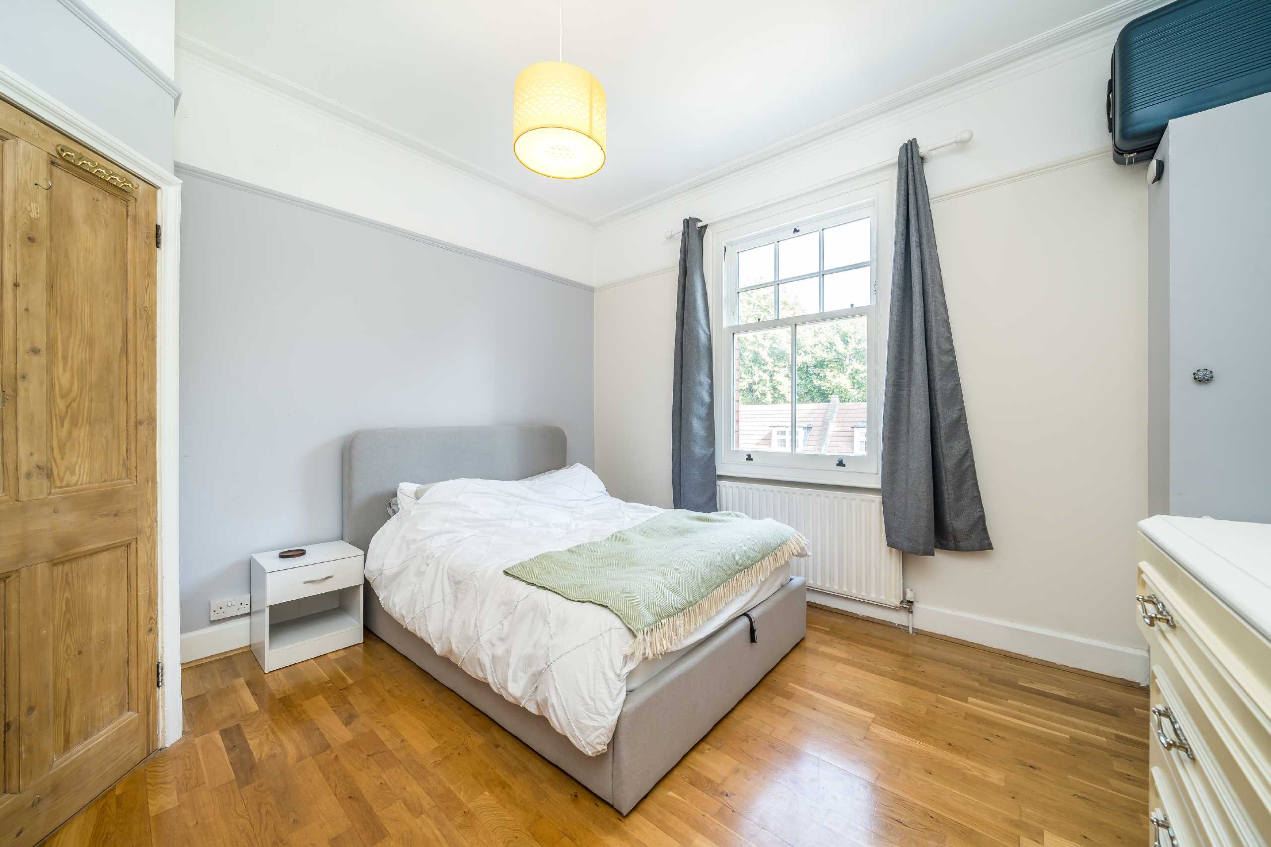 Flat Kirkstall Road in Greater London