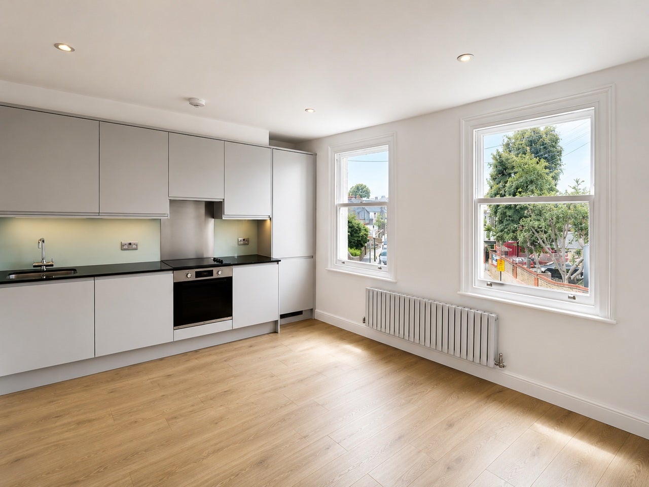 Flat Dalling Road in Greater London