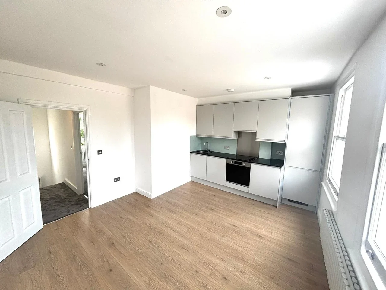 Flat Dalling Road in Greater London