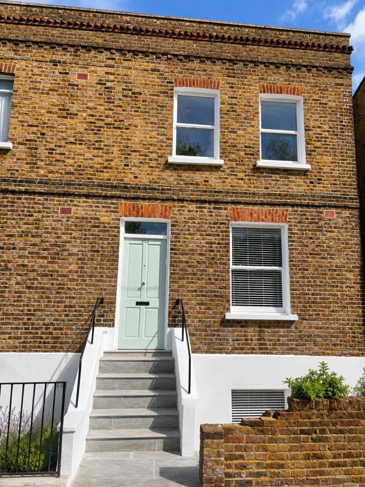 Flat Dalling Road in Greater London