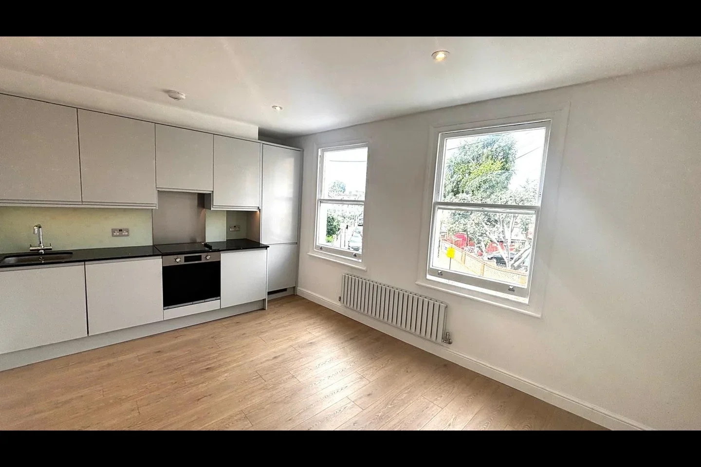Flat Dalling Road in Greater London