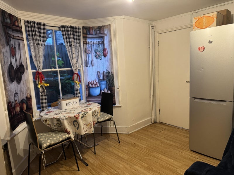 Room Hubert Grove in Greater London