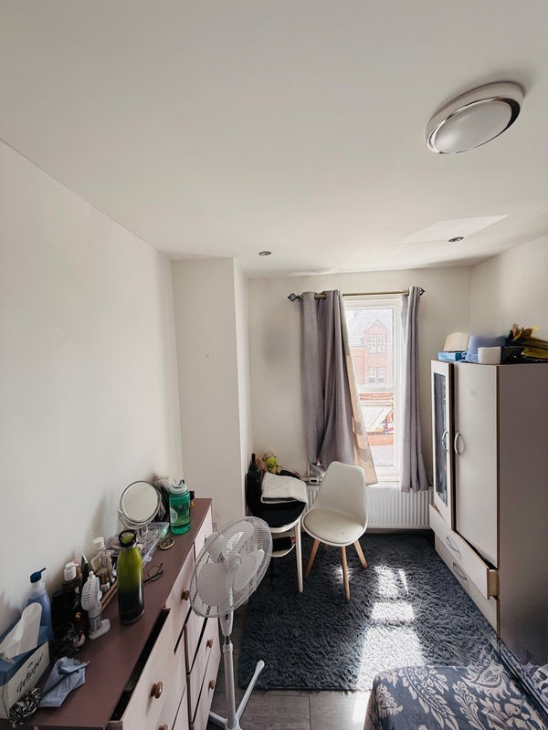 Room High Road Leytonstone in Greater London