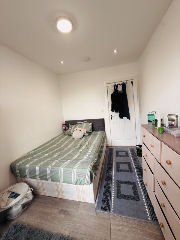 Room High Road Leytonstone in Greater London