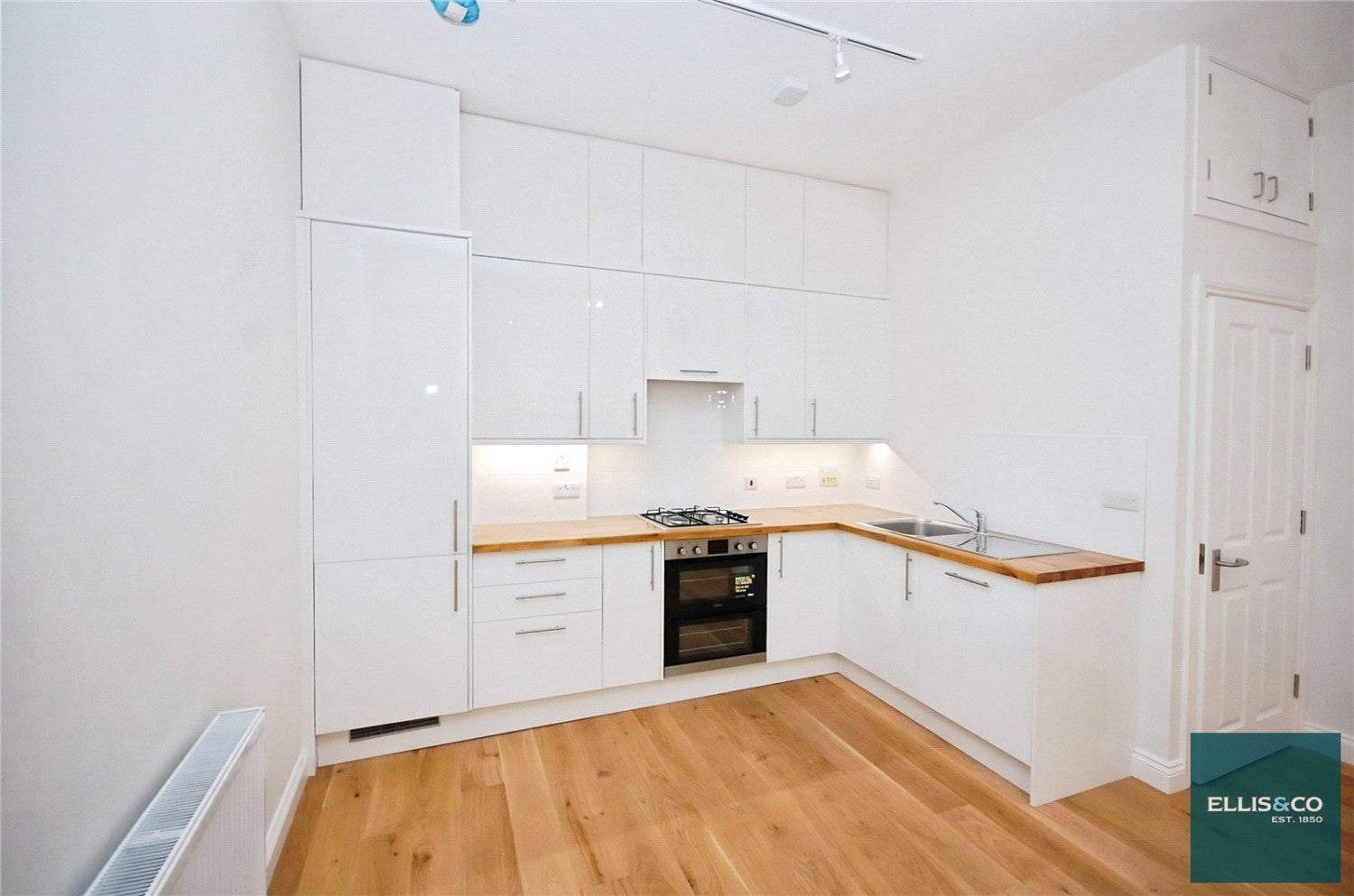 Flat Friern Park in Greater London