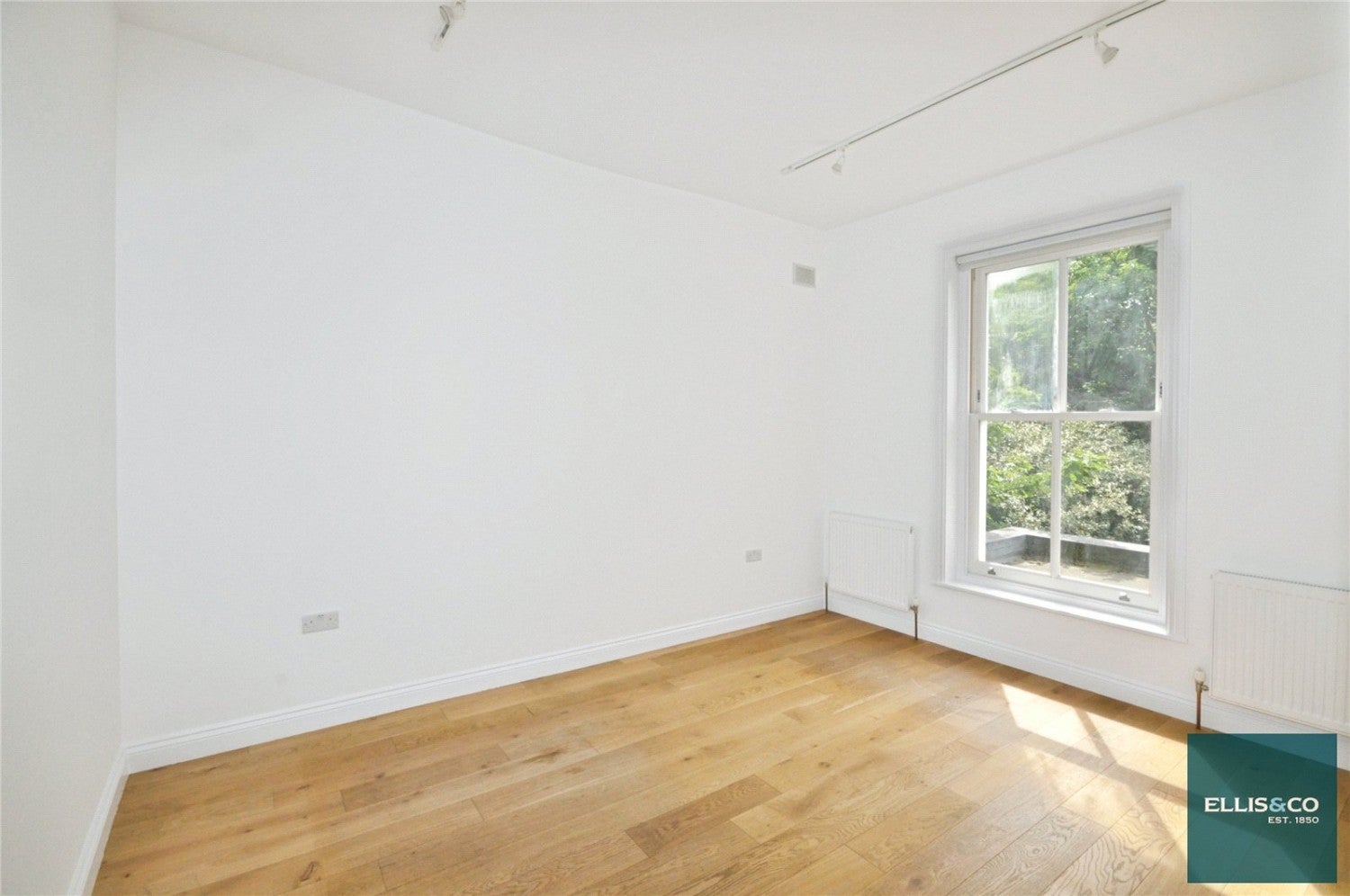 Flat Friern Park in Greater London