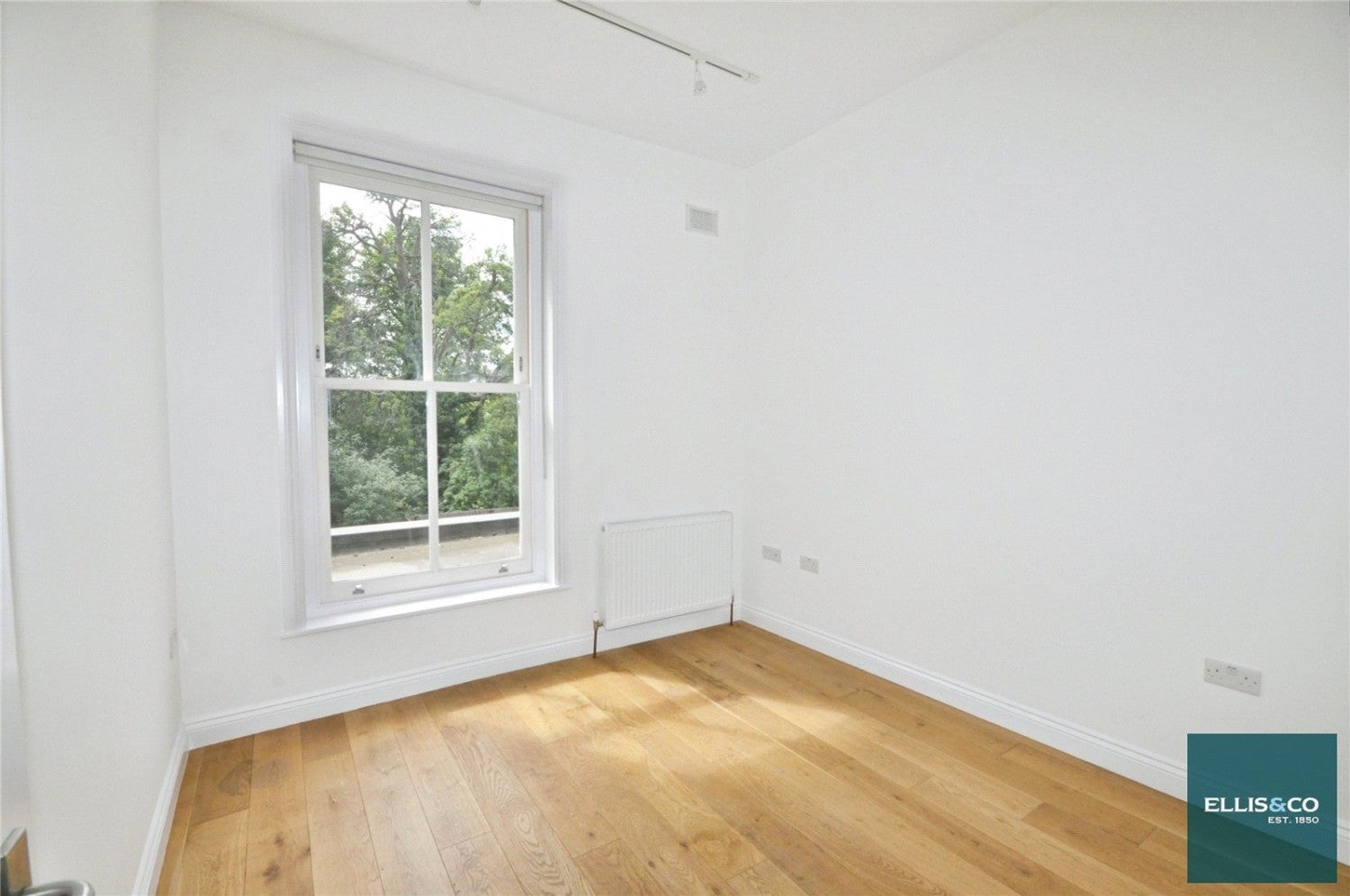 Flat Friern Park in Greater London
