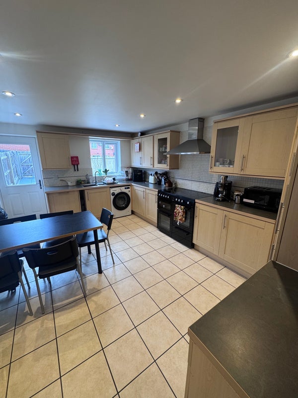 Room Beatrix Place in Bristol