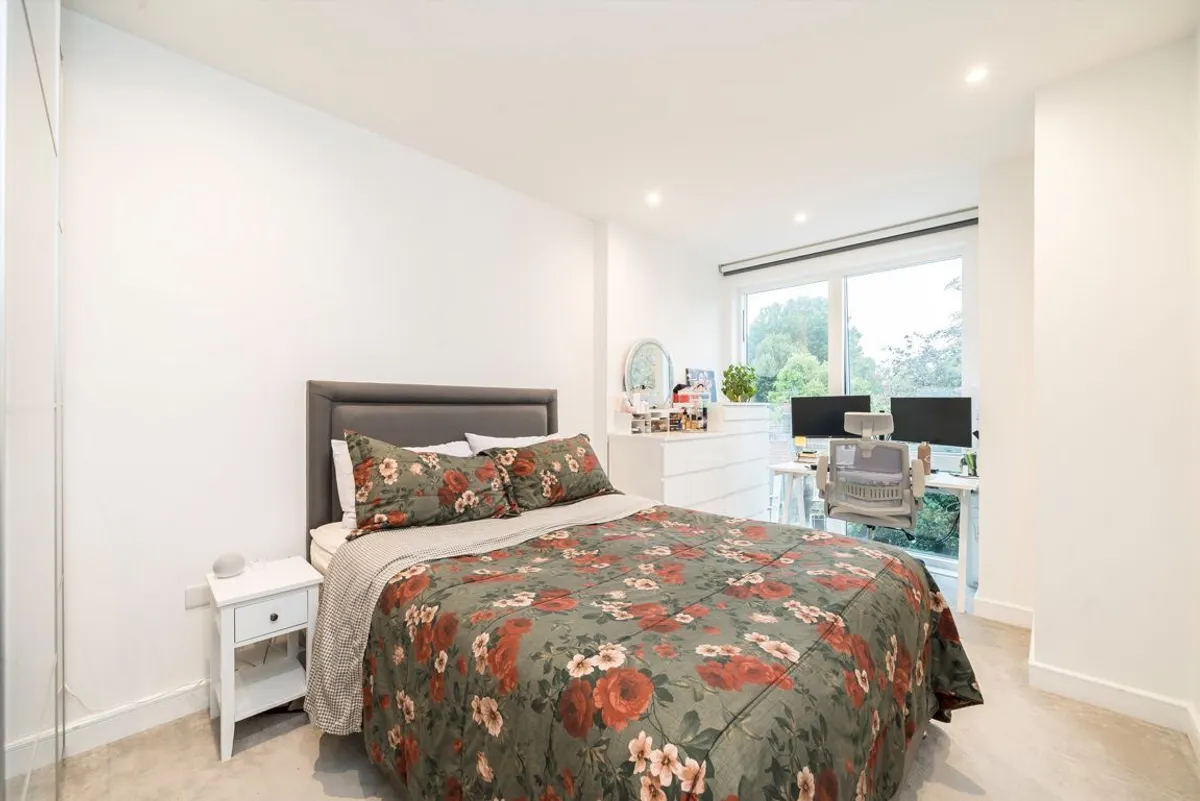Flat Chiswick High Road in Greater London