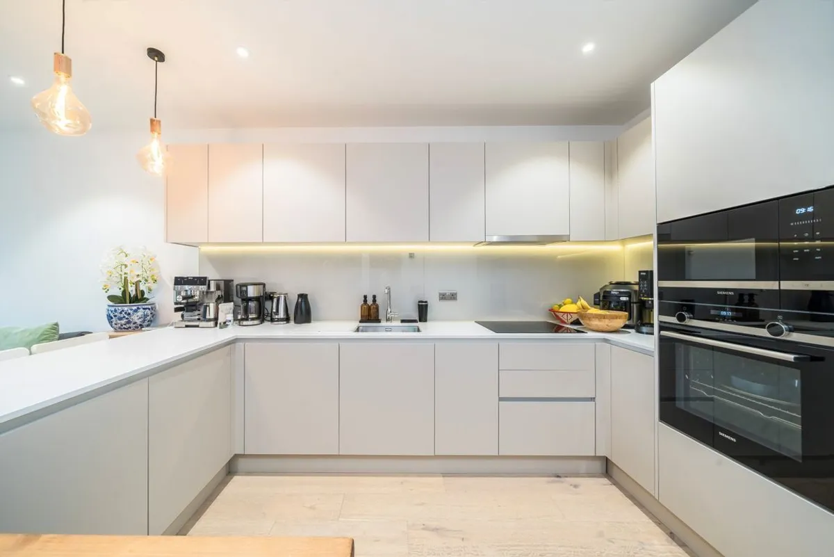 Flat Chiswick High Road in Greater London