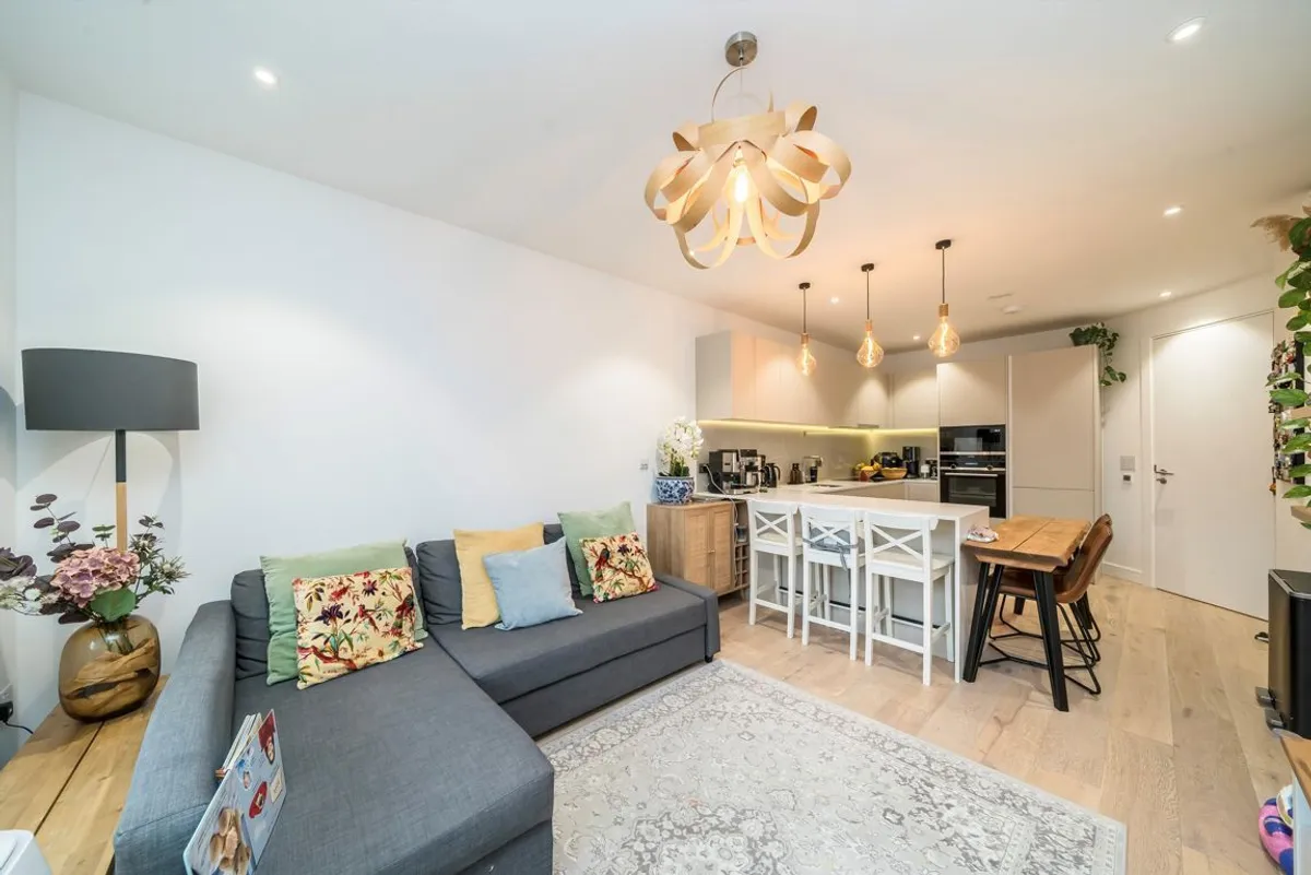 Flat Chiswick High Road in Greater London