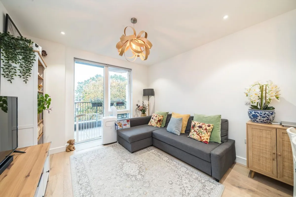Flat Chiswick High Road in Greater London