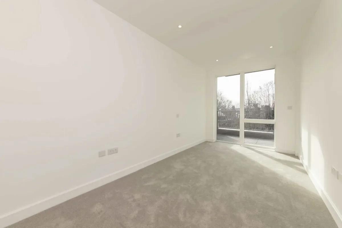 Flat Chiswick High Road in Greater London