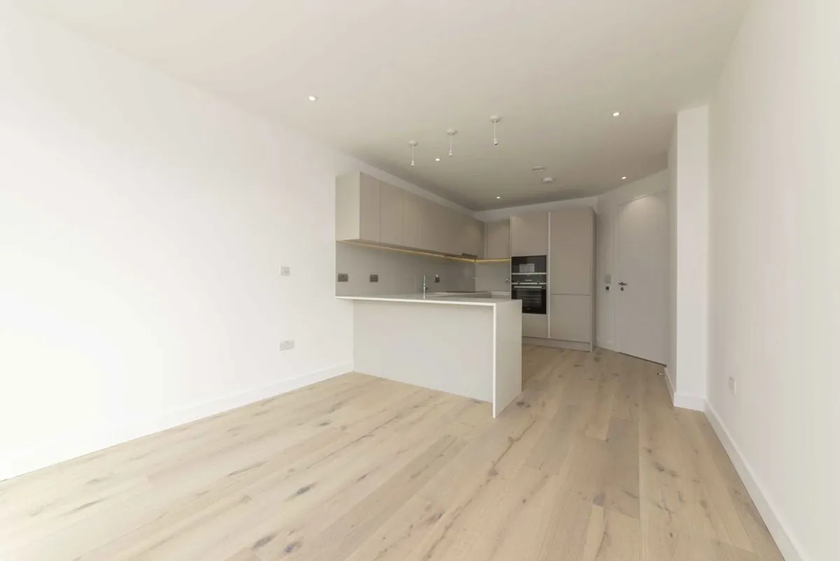 Flat Chiswick High Road in Greater London