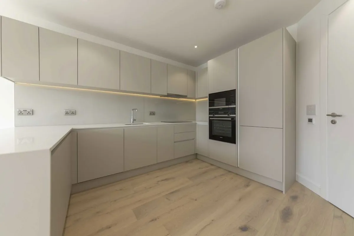 Flat Chiswick High Road in Greater London