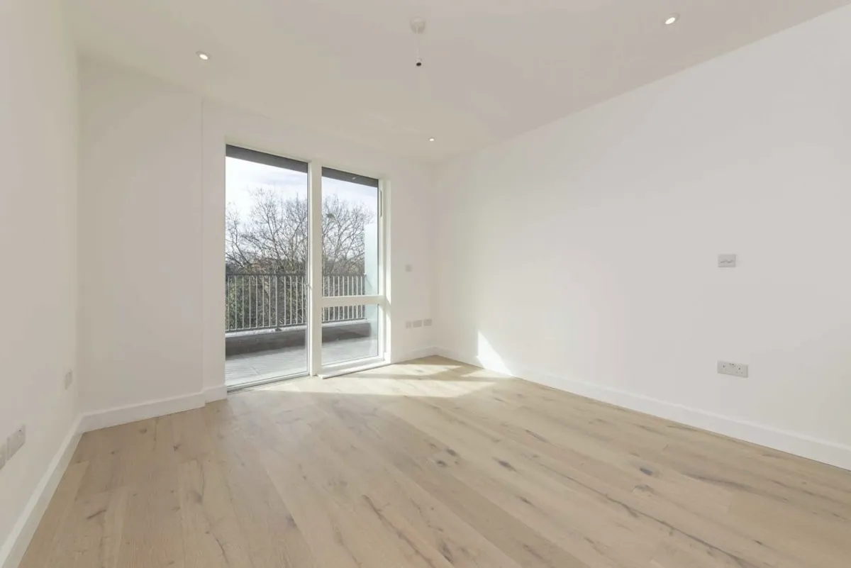 Flat Chiswick High Road in Greater London