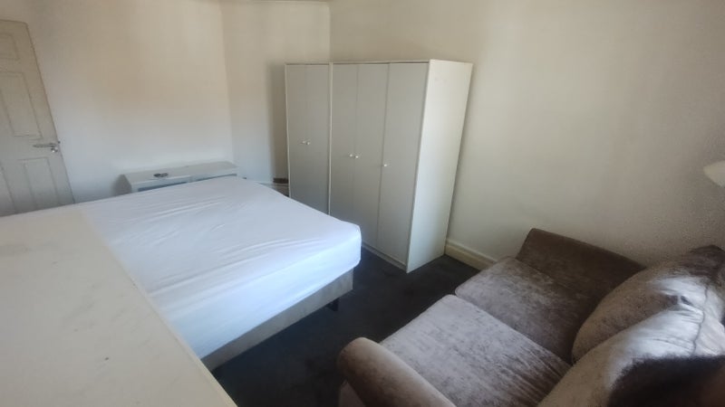 Room Colston Road in Greater London
