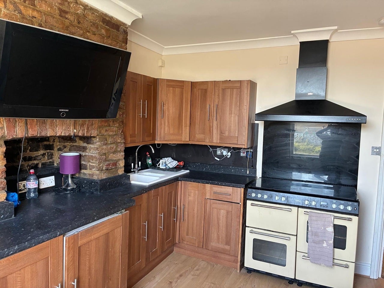 Flat Harvist Road in Greater London